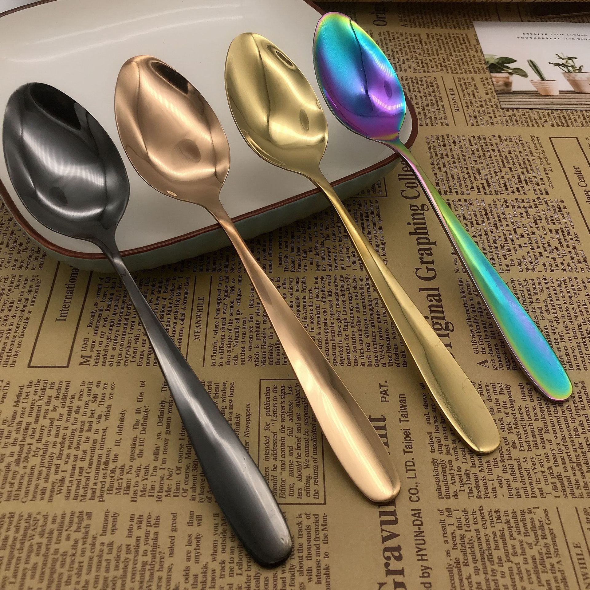 Vacuum titania - plated stainless steel western tableware knife, fork and spoon, creative Rose gold color steak knife spoon set of four Vacuum titania - plated stainless steel western tableware knife, fork and spoon, creative Rose gold color steak knife spoon set of four