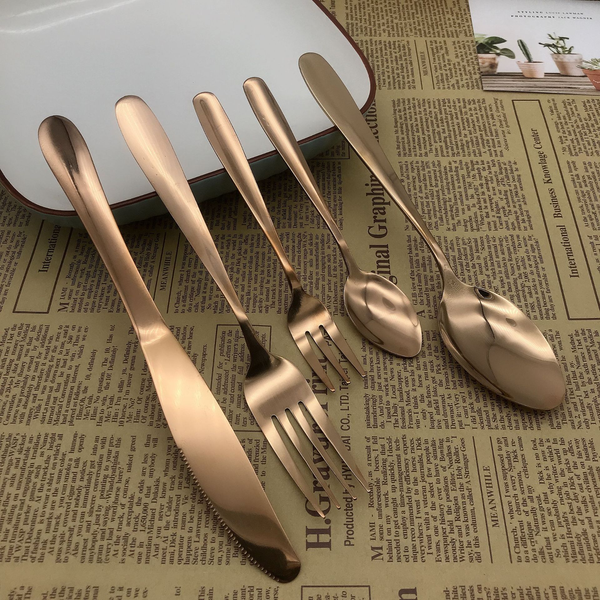 Vacuum titania - plated stainless steel western tableware knife, fork and spoon, creative Rose gold color steak knife spoon set of four Vacuum titania - plated stainless steel western tableware knife, fork and spoon, creative Rose gold color steak knife spoon set of four