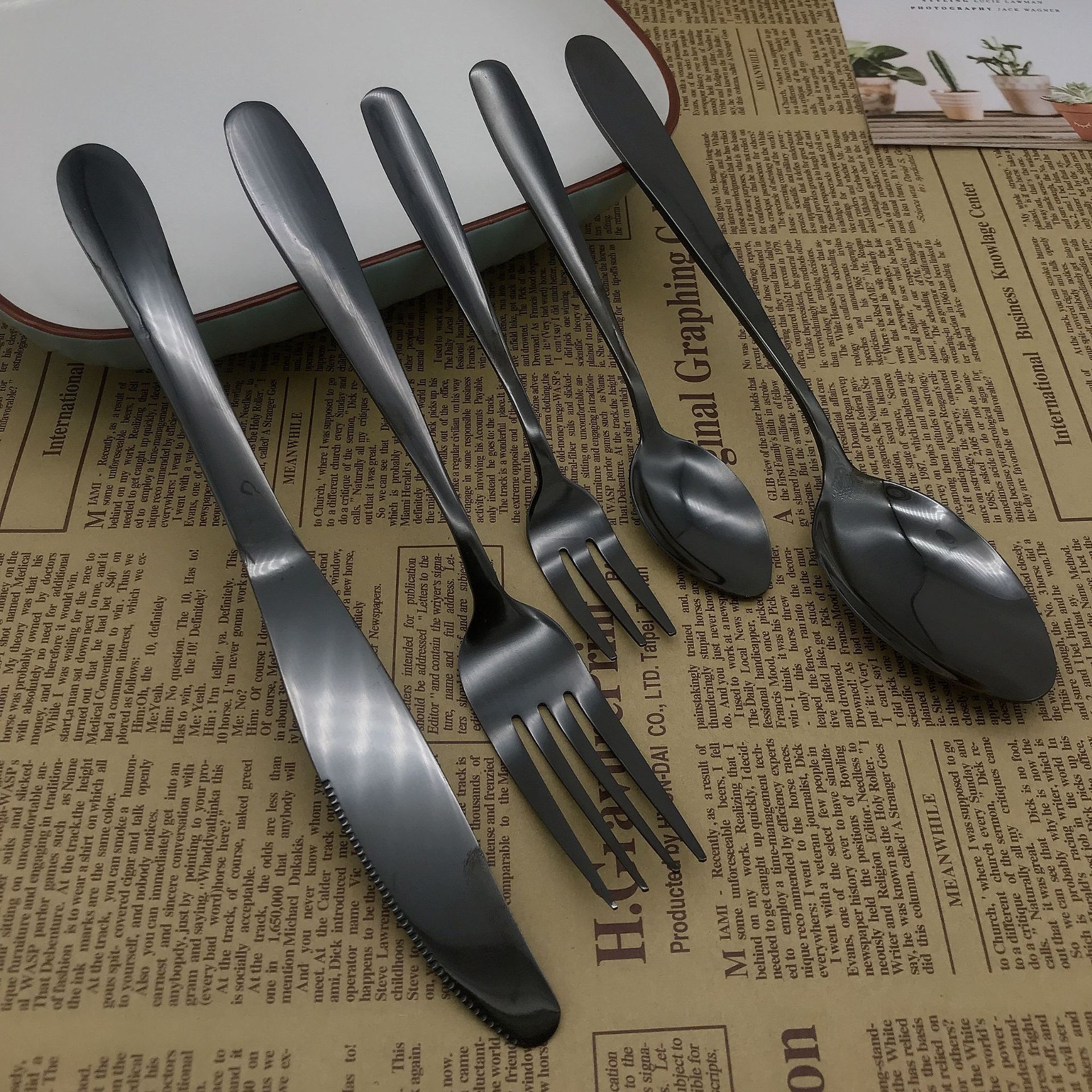 Vacuum titania - plated stainless steel western tableware knife, fork and spoon, creative Rose gold color steak knife spoon set of four Vacuum titania - plated stainless steel western tableware knife, fork and spoon, creative Rose gold color steak knife spoon set of four