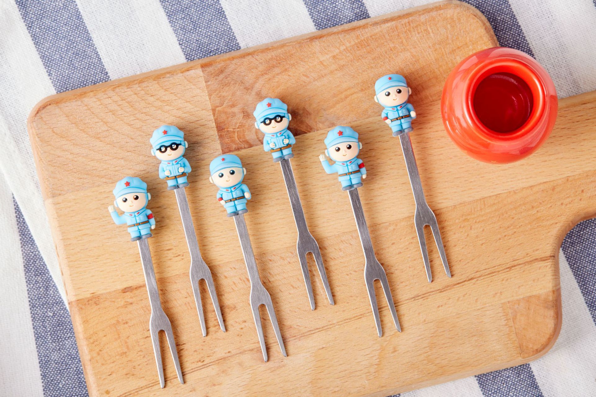 Creative Cartoon Red Army Stainless Steel Fruit Fork Set 6 Assembly Base Ceramic Fruit Fork Creative Cartoon Red Army Stainless Steel Fruit Fork Set 6 Assembly Base Ceramic Fruit Fork