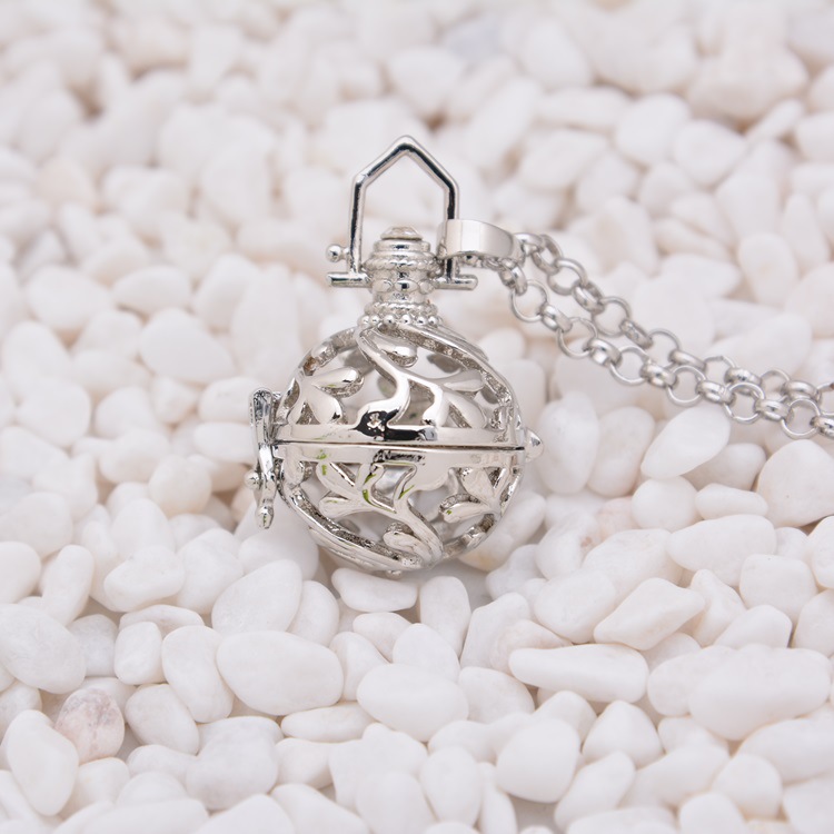 Female pregnant woman jingwen ball essence oil bottle invisible button hollow out flower magic box aroma phase box sweater necklace pendant
