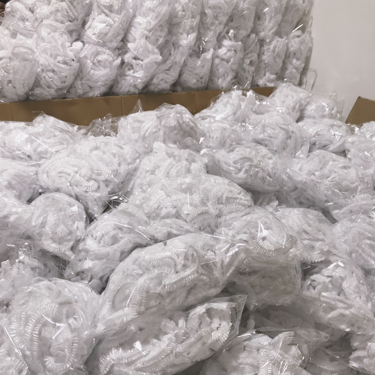 Disposable Shower Cap 100 PCs Plastic Waterproof Headgear Transparent Hotel Hair Dyeing Strip Shower Cap PE Plastic Wrap Cover