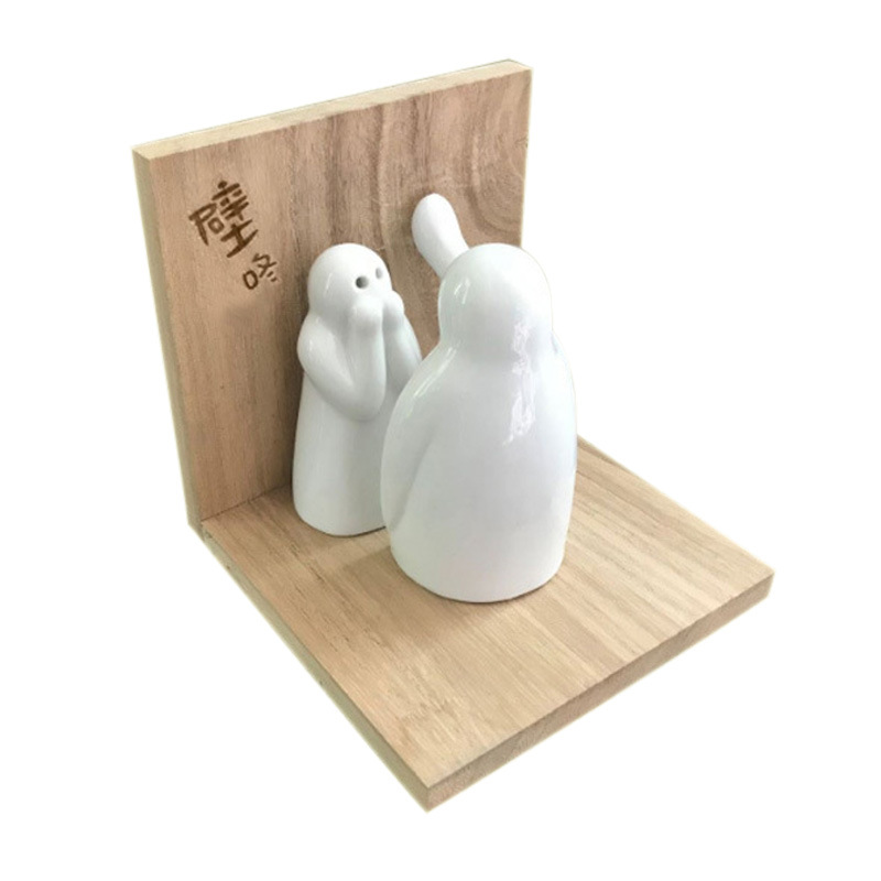 Warm Hug Villain Wall Dong Pepper and Salt Jar Seasoning Jar Ceramic Seasoning Set Condiment Bottle Cans Small Ornaments