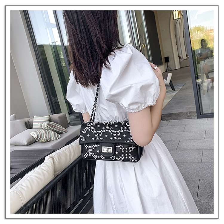 Pearl chain bag women's bag 2021 new fashion personalized fashion rivet single shoulder bag diagonal small square bag