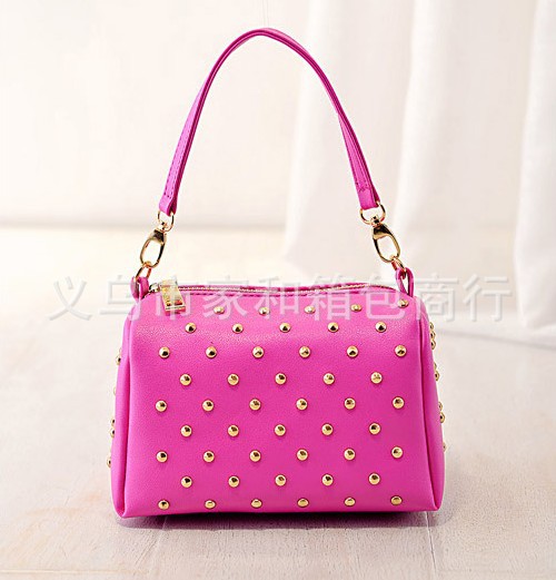 new Korean women bag chain fashion trend of PU bag rivet bag shoulder Messenger bag new Korean women bag chain fashion trend of PU bag rivet bag shoulder Messenger bag