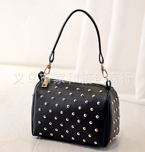 new Korean women bag chain fashion trend of PU bag rivet bag shoulder Messenger bag new Korean women bag chain fashion trend of PU bag rivet bag shoulder Messenger bag