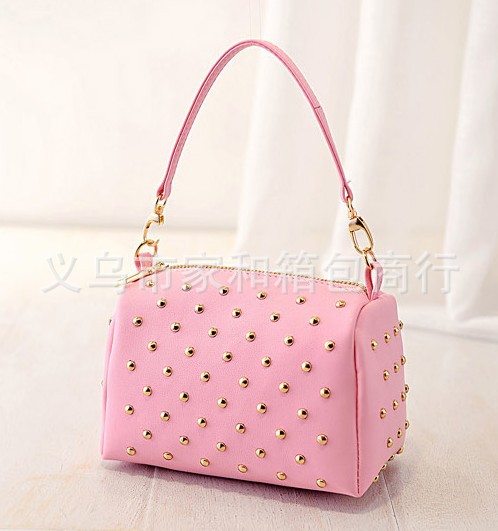 new Korean women bag chain fashion trend of PU bag rivet bag shoulder Messenger bag new Korean women bag chain fashion trend of PU bag rivet bag shoulder Messenger bag