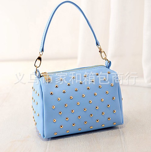 new Korean women bag chain fashion trend of PU bag rivet bag shoulder Messenger bag new Korean women bag chain fashion trend of PU bag rivet bag shoulder Messenger bag