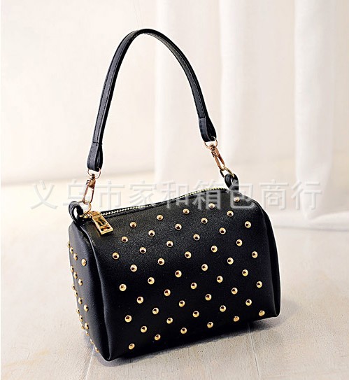 new Korean women bag chain fashion trend of PU bag rivet bag shoulder Messenger bag new Korean women bag chain fashion trend of PU bag rivet bag shoulder Messenger bag