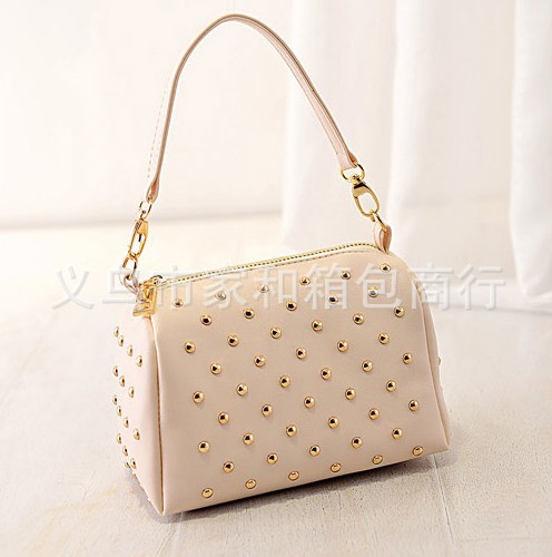 new Korean women bag chain fashion trend of PU bag rivet bag shoulder Messenger bag new Korean women bag chain fashion trend of PU bag rivet bag shoulder Messenger bag