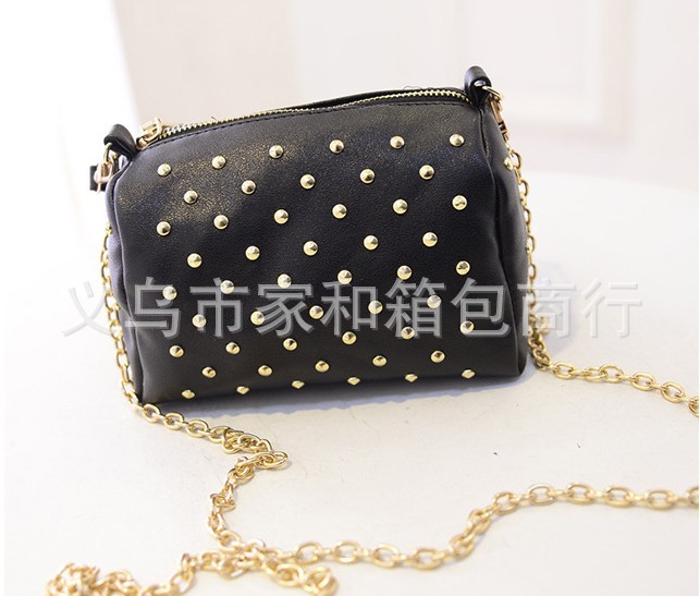 new Korean women bag chain fashion trend of PU bag rivet bag shoulder Messenger bag new Korean women bag chain fashion trend of PU bag rivet bag shoulder Messenger bag