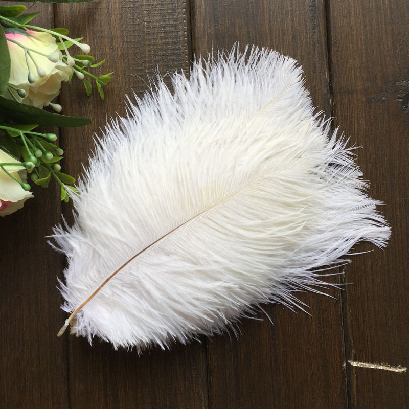The wedding table flower decoration in The window of Natural Ostrich Feather Hotel in South Africa can be dyed Ostrich hair wholesale 15-20cm
