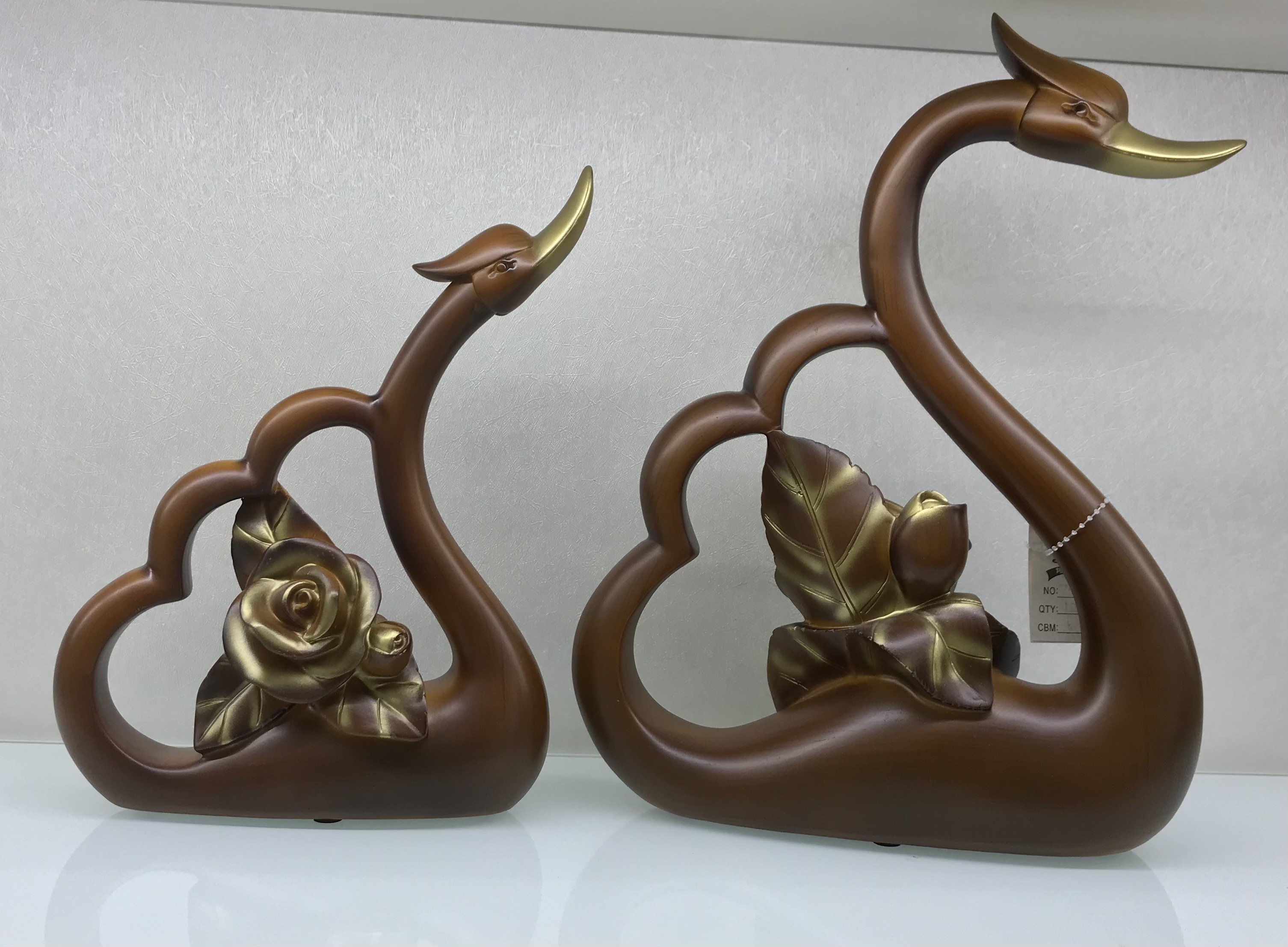 Resin Crafts European Style Wood Grain Couple Large Swan Decoration Creative Home Cabinet Decoration Wedding Gift Resin Crafts European Style Wood Grain Couple Large Swan Decoration Creative Home Cabinet Decoration Wedding Gift