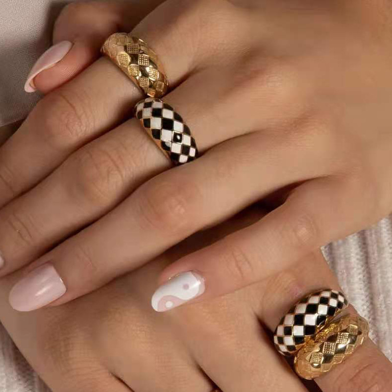 European and American Fashion Trendy Style 18K Gold Plated Stainless Steel Party Jewelry Love Chessboard Check Ring for Women Couple Rings
