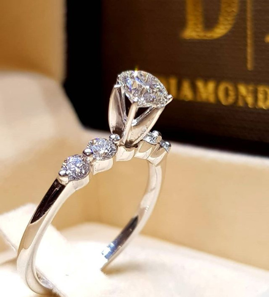 CrossBorder Explosion Accessories Wish Hot Couple Ring Europe Ornament for Examplethe Focus on Engagement Rings