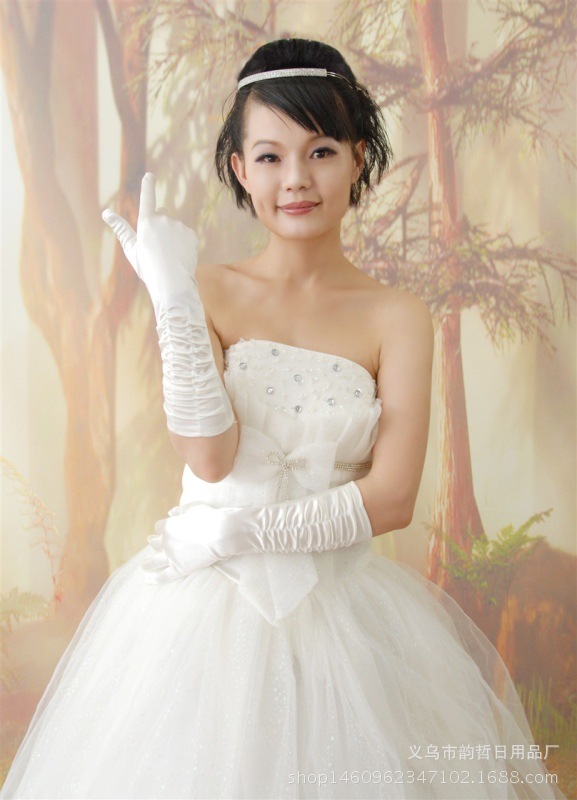 Long - term bride wedding bag refers to the wedding dress of gloves.