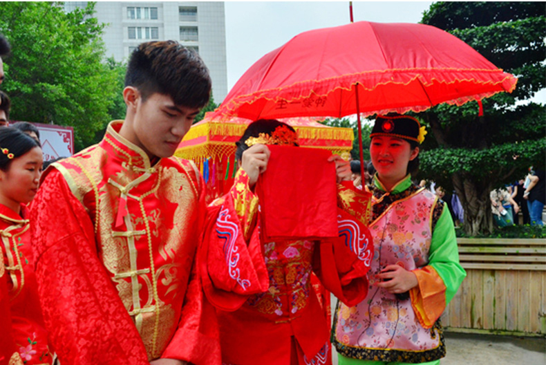 Wedding Dowry Chinese Embroidery Creative Wedding Festive Red Lace Wedding Long Handle Umbrella Bridal Wedding Supplies Wedding Dowry Chinese Embroidery Creative Wedding Festive Red Lace Wedding Long Handle Umbrella Bridal Wedding Supplies