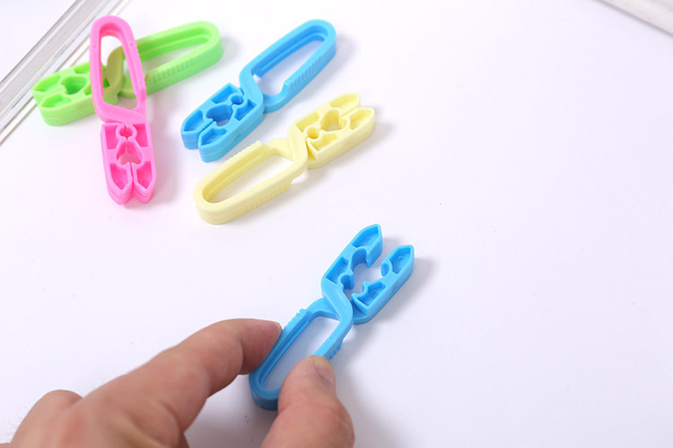The manufacturer sells plastic clip for The air socks. The manufacturer sells plastic clip for The air socks.