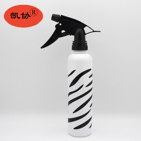 The New hand - button sprayer plastic spray head household cleaning gardening watering the plants 300 ml plastic bottle