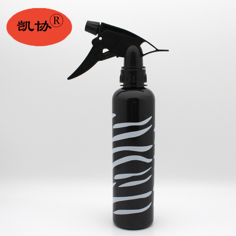 The New hand - button sprayer plastic spray head household cleaning gardening watering the plants 300 ml plastic bottle The New hand - button sprayer plastic spray head household cleaning gardening watering the plants 300 ml plastic bottle