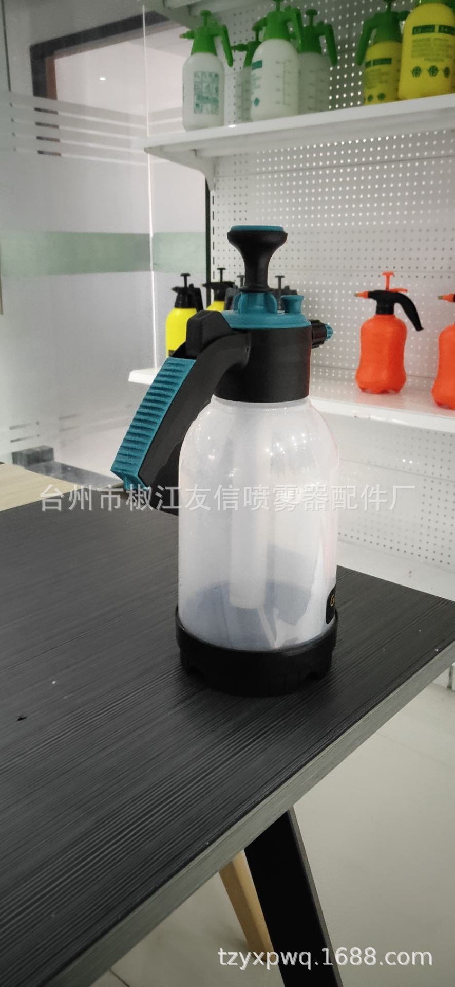 Plastic sprayer Sprinkling Can Self-Cleaning Element Disinfection 1.5L Kettle High-Pressure Sprayer Gardening Plastic sprayer Sprinkling Can Self-Cleaning Element Disinfection 1.5L Kettle High-Pressure Sprayer Gardening