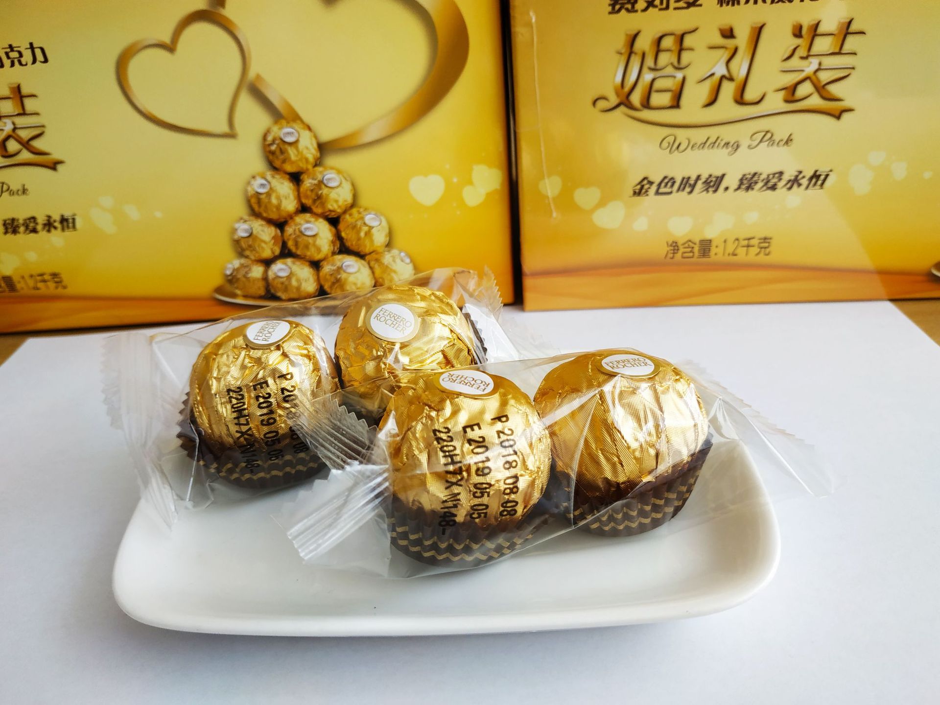 Ferrero Golden Ball Filbert Chocolate T96 Tablets Wedding Clothes Gift Box Ferrero Jinsha T2 Wedding Candy Wholesale Ferrero Golden Ball Filbert Chocolate T96 Tablets Wedding Clothes Gift Box Ferrero Jinsha T2 Wedding Candy Wholesale