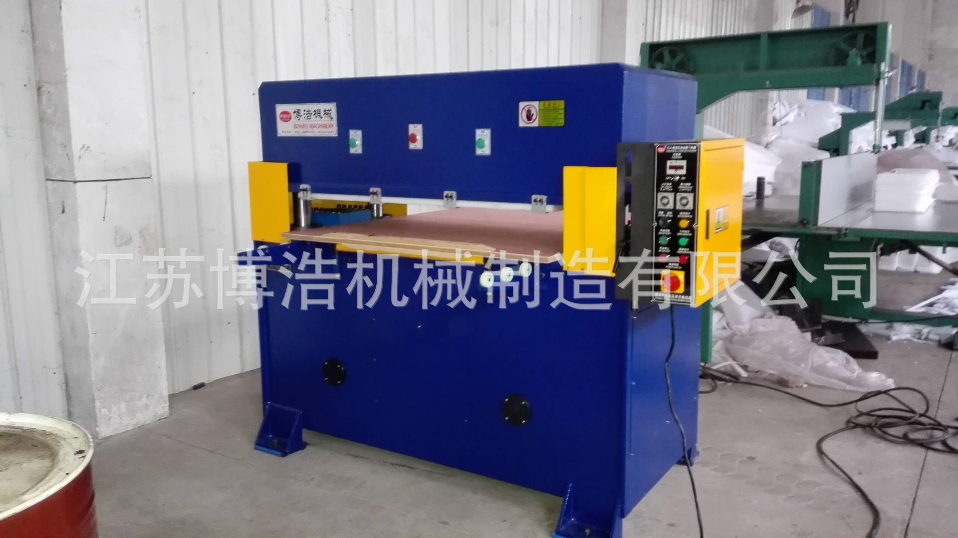 Manufacturer direct selling hot water bag car seat underlay lay mobile phone bag makeup bag cutting machine Manufacturer direct selling hot water bag car seat underlay lay mobile phone bag makeup bag cutting machine