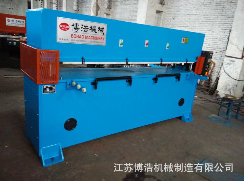 Manufacturer direct selling hot water bag car seat underlay lay mobile phone bag makeup bag cutting machine Manufacturer direct selling hot water bag car seat underlay lay mobile phone bag makeup bag cutting machine