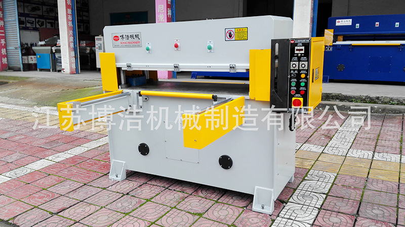 Manufacturer direct selling hot water bag car seat underlay lay mobile phone bag makeup bag cutting machine Manufacturer direct selling hot water bag car seat underlay lay mobile phone bag makeup bag cutting machine