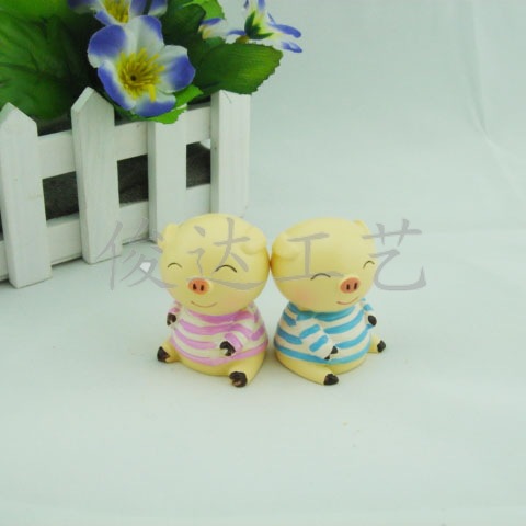 Creative home fashion home decoration cartoon LOVE piglet P002 resin crafts lovely home decoration