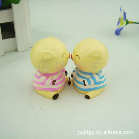 Creative home fashion home decoration cartoon LOVE piglet P002 resin crafts lovely home decoration
