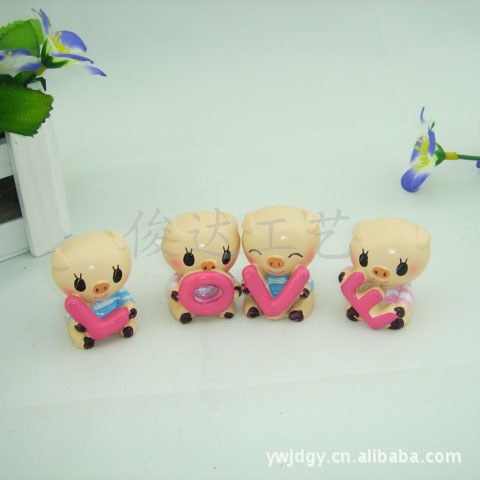 Creative home fashion home decoration cartoon LOVE piglet P002 resin crafts lovely home decoration