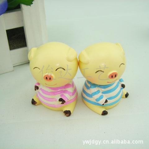 Creative home fashion home decoration cartoon LOVE piglet P002 resin crafts lovely home decoration