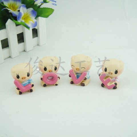 Creative home fashion home decoration cartoon LOVE piglet P002 resin crafts lovely home decoration