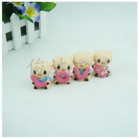 Creative home fashion home decoration cartoon LOVE piglet P002 resin crafts lovely home decoration