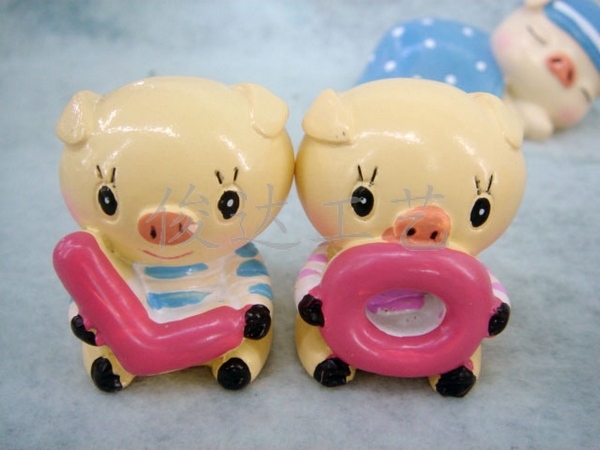 Creative home fashion home decoration cartoon LOVE piglet P002 resin crafts lovely home decoration