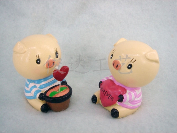 Creative home fashion home decoration cartoon LOVE piglet P002 resin crafts lovely home decoration