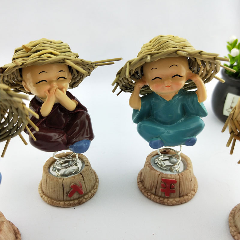 A straw hat to go in and out of the spring of peace and security four not monk resin crafts car
