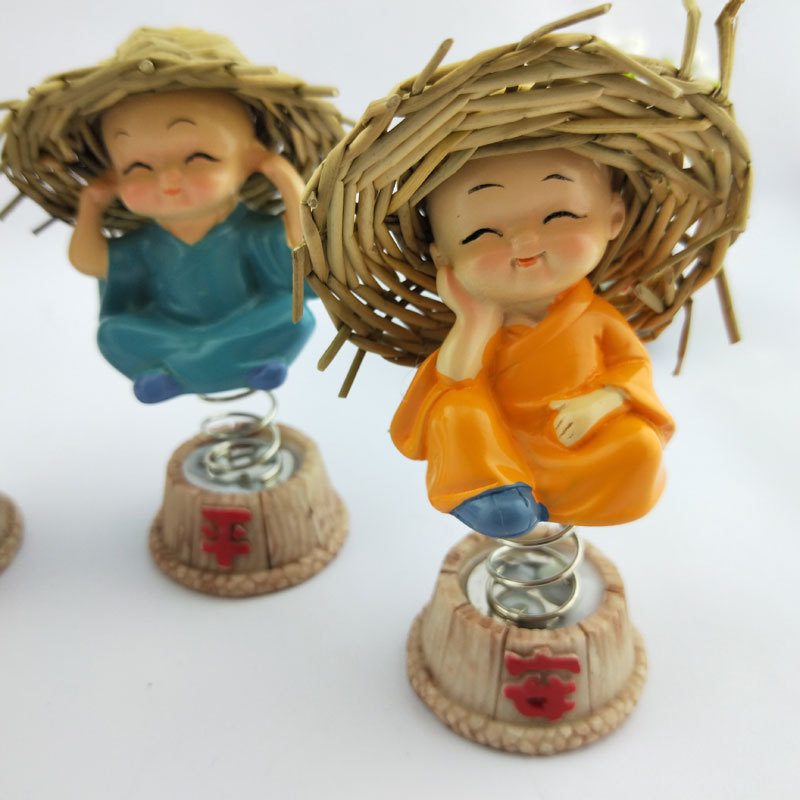 A straw hat to go in and out of the spring of peace and security four not monk resin crafts car