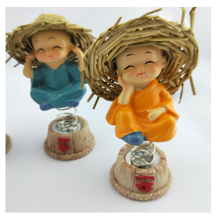 A straw hat to go in and out of the spring of peace and security four not monk resin crafts car