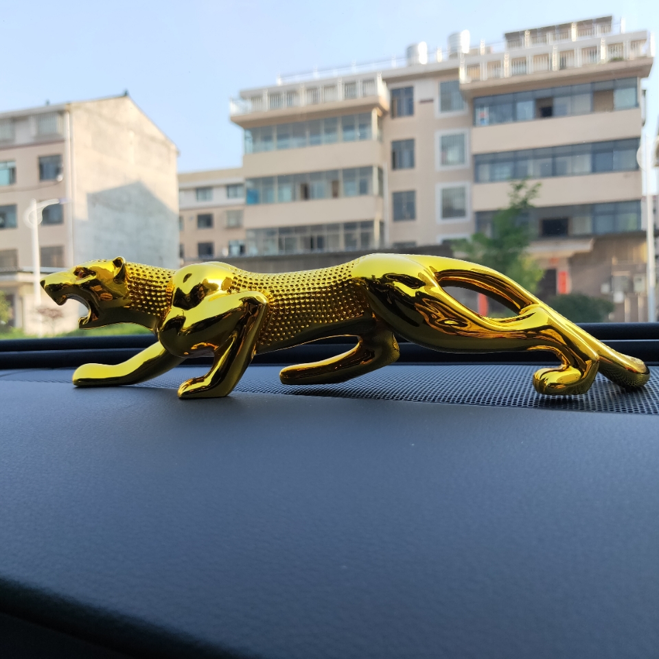 Individual creative resin crafts gold leopard electroplating car panther car interior decoration