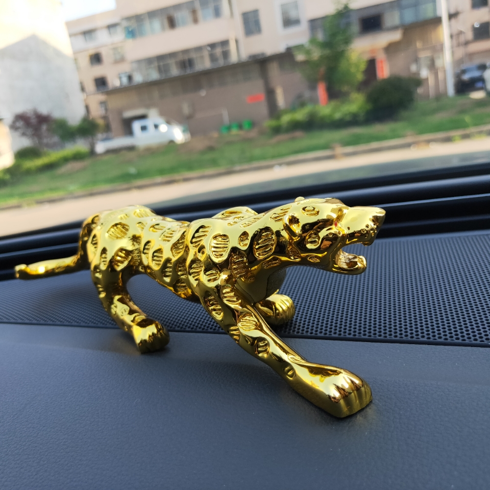 Individual creative resin crafts gold leopard electroplating car panther car interior decoration