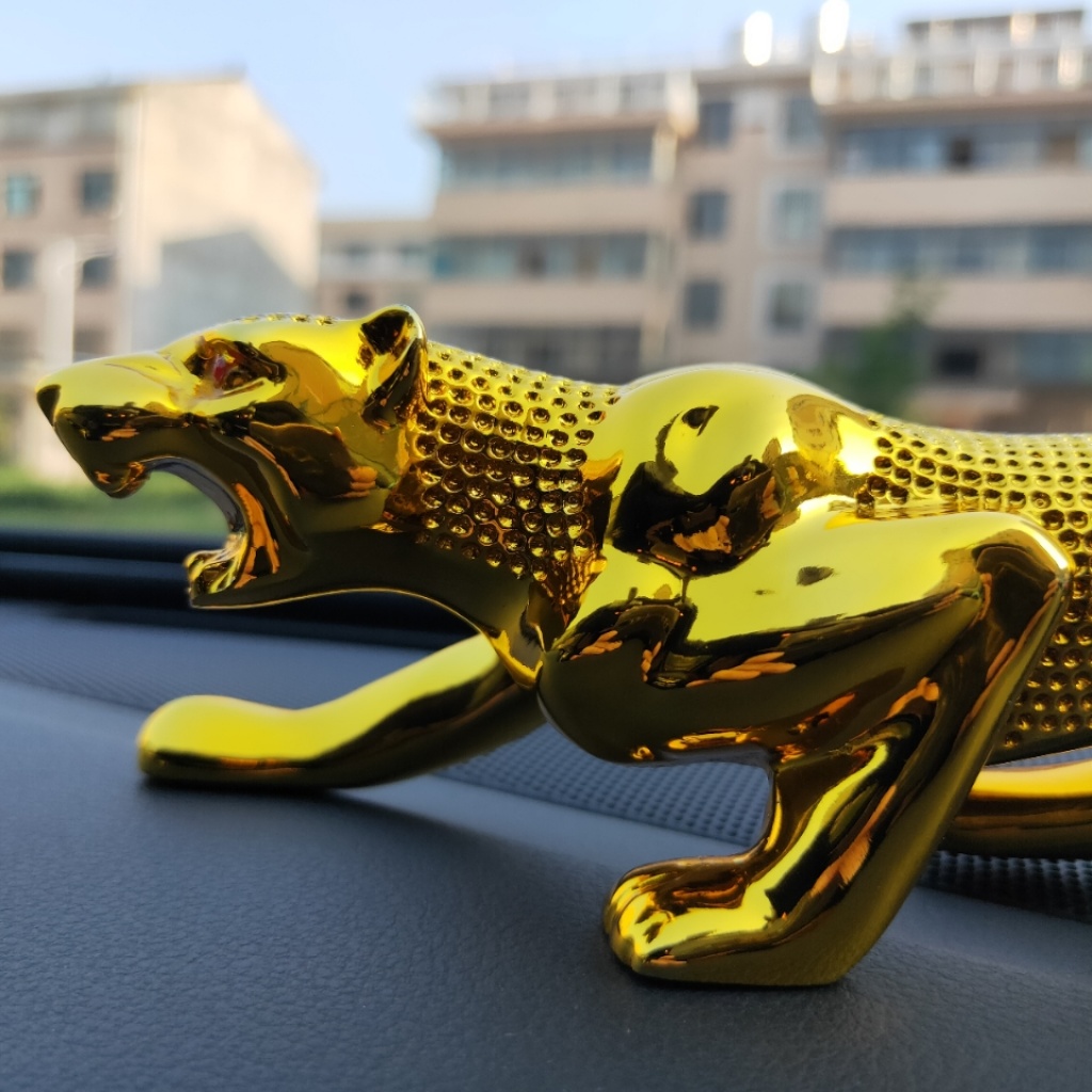 Individual creative resin crafts gold leopard electroplating car panther car interior decoration Individual creative resin crafts gold leopard electroplating car panther car interior decoration