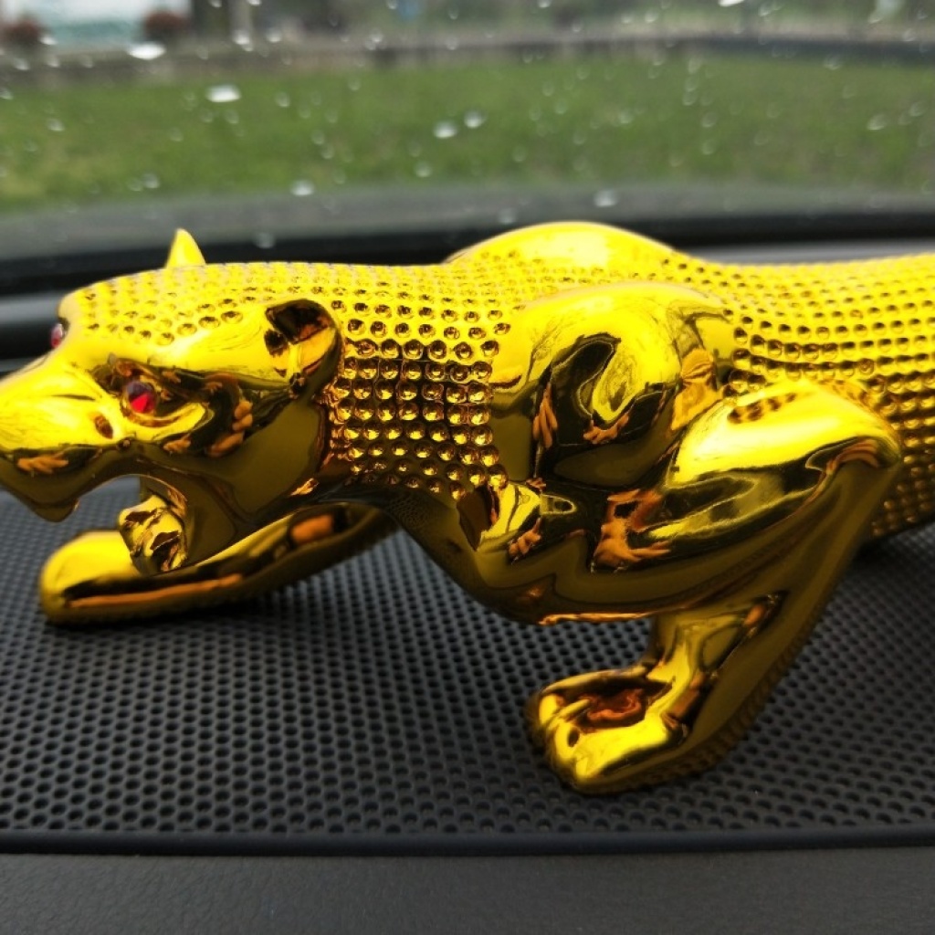 Individual creative resin crafts gold leopard electroplating car panther car interior decoration Individual creative resin crafts gold leopard electroplating car panther car interior decoration