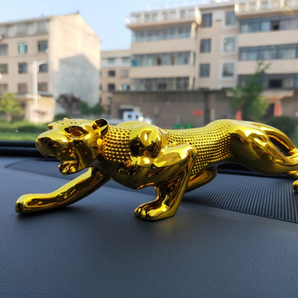 Individual creative resin crafts gold leopard electroplating car panther car interior decoration Individual creative resin crafts gold leopard electroplating car panther car interior decoration