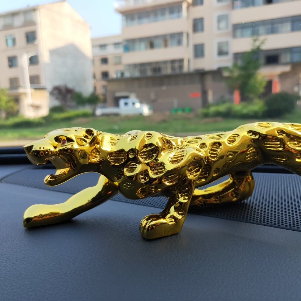 Individual creative resin crafts gold leopard electroplating car panther car interior decoration Individual creative resin crafts gold leopard electroplating car panther car interior decoration