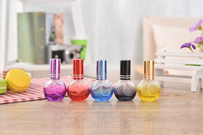 The vehicle perfume bottles glass bottles in the car hanging ornaments car ornaments The vehicle perfume bottles glass bottles in the car hanging ornaments car ornaments