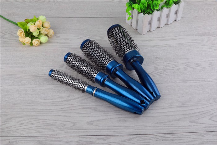 Anti - static heat conduction non - wound aluminum copper curl comb roller comb. Anti - static heat conduction non - wound aluminum copper curl comb roller comb.