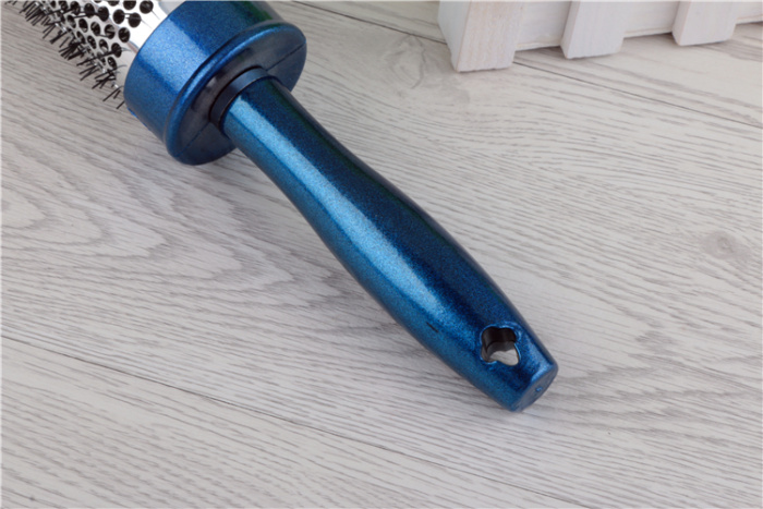 Anti - static heat conduction non - wound aluminum copper curl comb roller comb. Anti - static heat conduction non - wound aluminum copper curl comb roller comb.