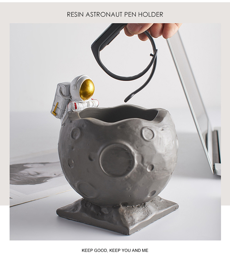 Creative Personality Ins Style Astronaut Pencil Vase Decoration Student Dormitory Office Desk Desktop Decorations Creative Personality Ins Style Astronaut Pencil Vase Decoration Student Dormitory Office Desk Desktop Decorations